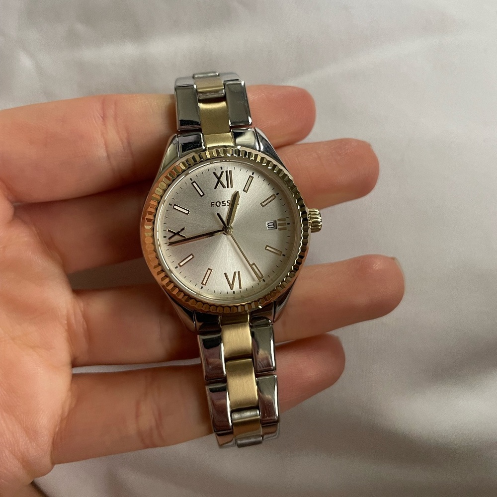 Fossil watch never worn perfect condition comes with box!!